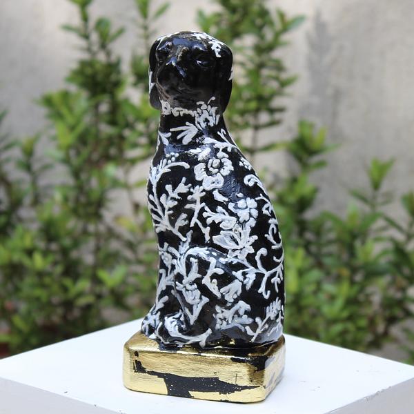 Estatuilla Negra de Perro recubierta en oro