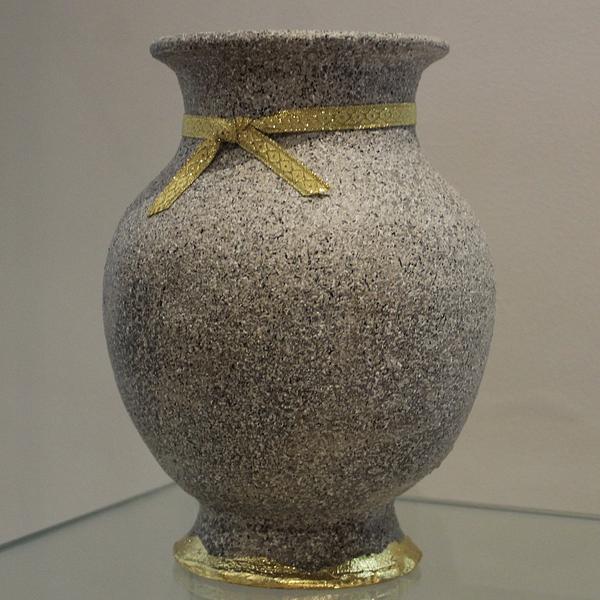 Vasija de cemento con detalles de oro