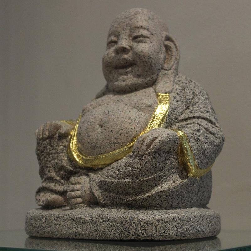 Figura de Buda sonriente con detalles de oro