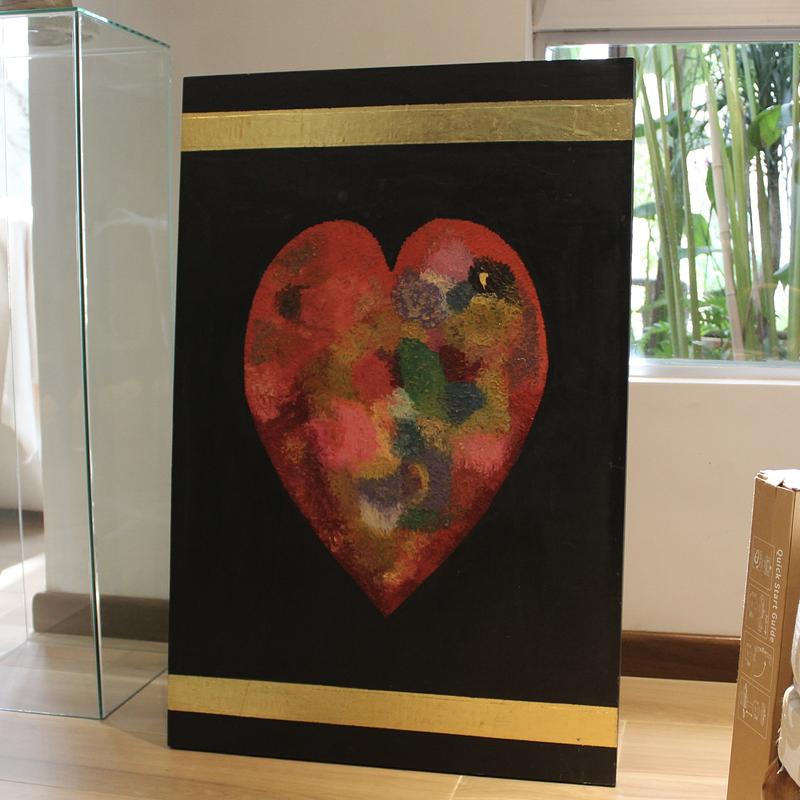 Cuadro de corazón con lingotes de oro