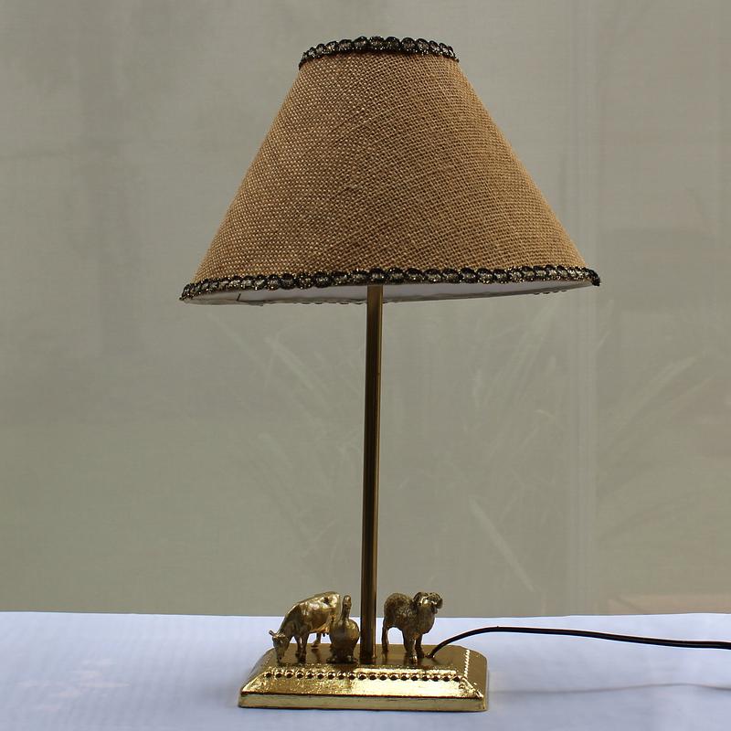 Velador con animales decorativos en oro