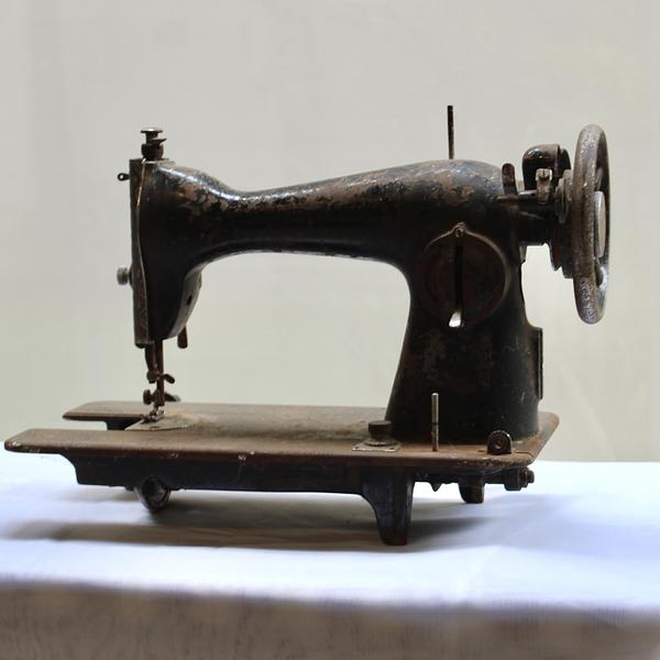 Máquina de coser vintage marca Wealth