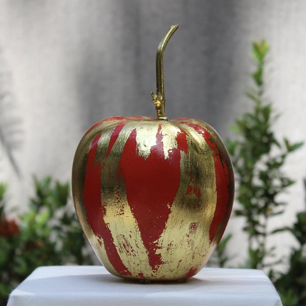 Manzana Recubierta en toques rojos y dorados