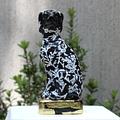 Estatuilla Negra de Perro recubierta en oro