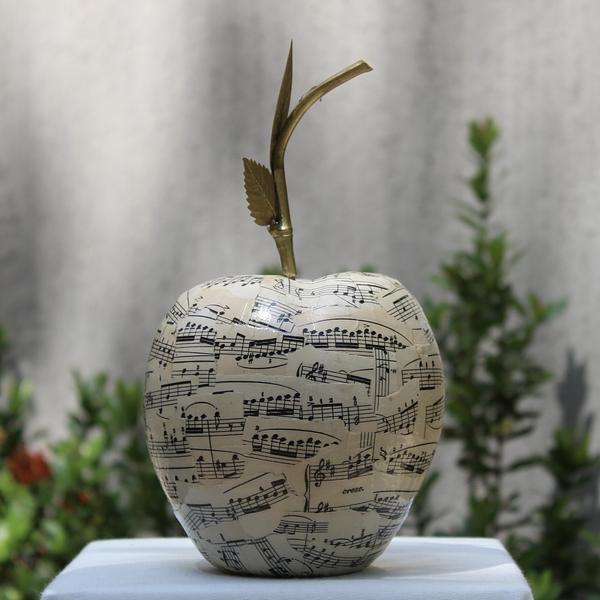 Manzana con estampado de partitura