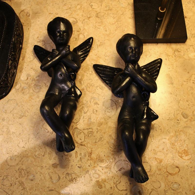 Estatuilla de ángeles negro