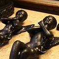 Estatuilla de ángeles negro