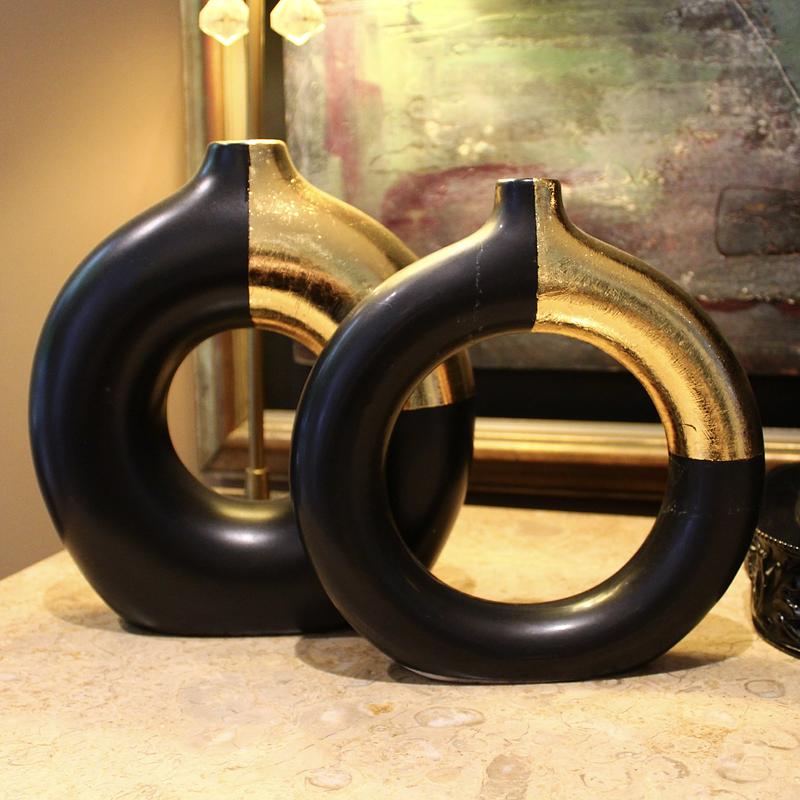 Jarrón decorativo de aro negro con detalles de oro