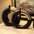 Jarrón decorativo de aro negro con detalles de oro